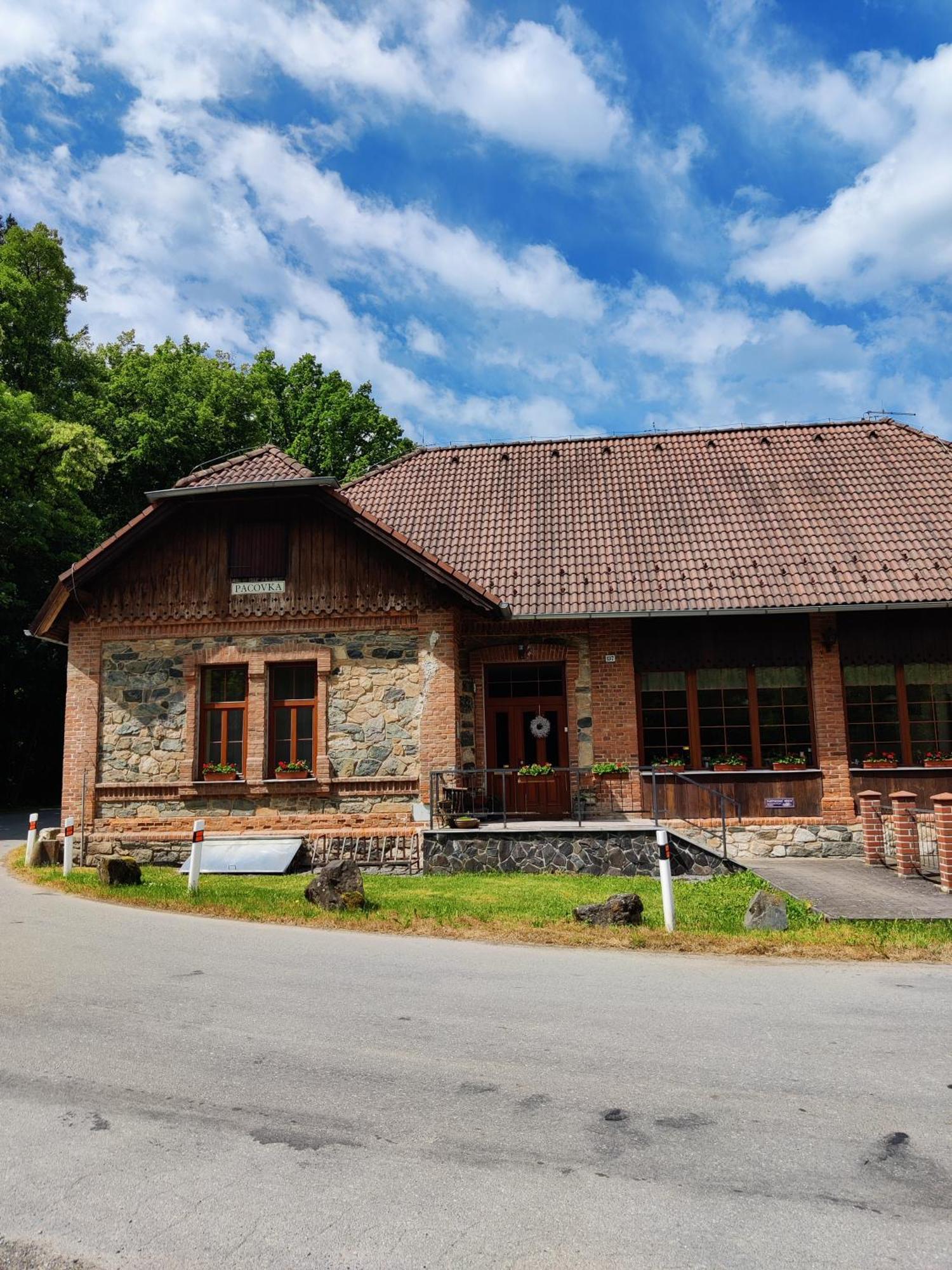 Hotel Penzion Pacovka Chynov Esterno foto